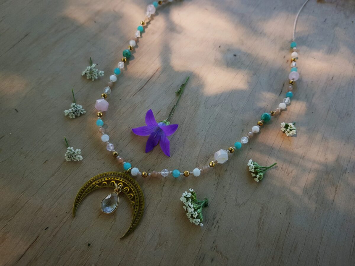 Naszyjnik "Lunula Świadomości" - Kryształ górski, Kamień słoneczny, Kamień księżycowy, Amazonit, Morganit, Kwarc różówy, Hematyt