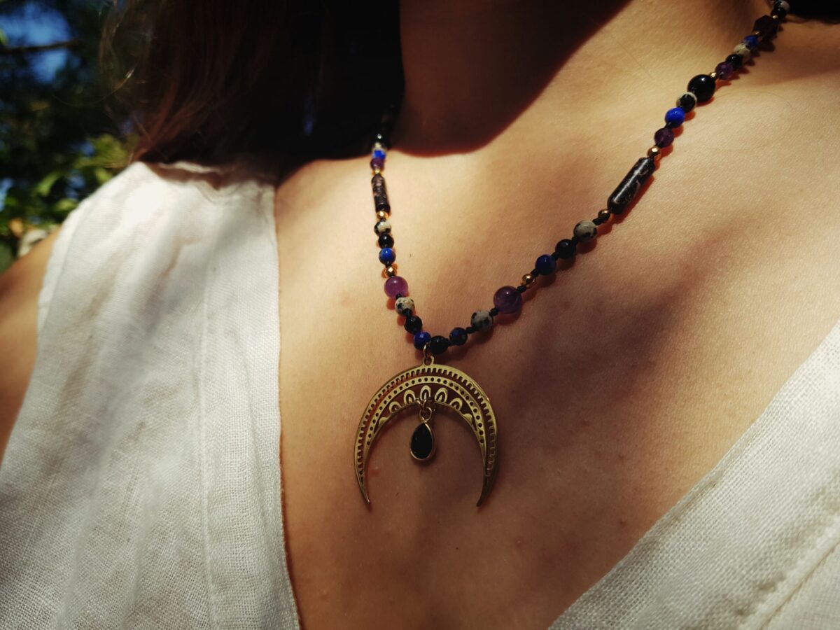 Naszyjnik "Lunula Wiedźmy" - Onyks, Ametyst, Lapis lazuli, Rodonit, Jaspis, Hematyt - obrazek 4