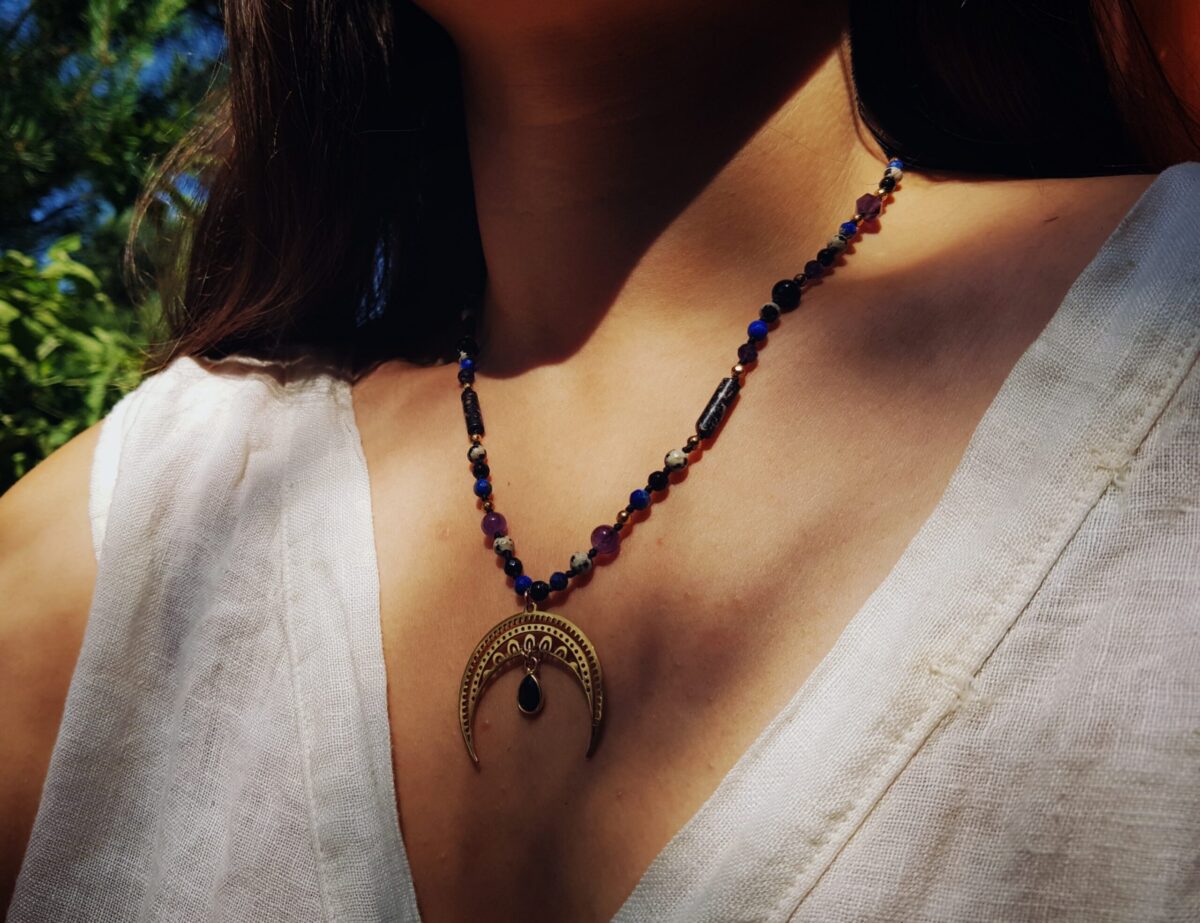 Naszyjnik "Lunula Wiedźmy" - Onyks, Ametyst, Lapis lazuli, Rodonit, Jaspis, Hematyt - obrazek 6
