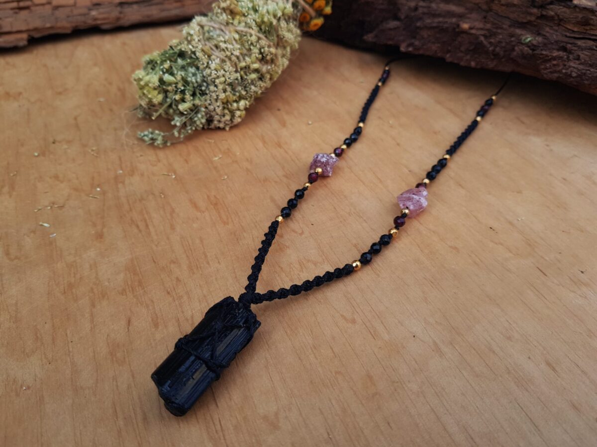 Naszyjnik "Czuła Strażniczka"- Turmalin, Kwarc truskawkowy, Granat, Hematyt
