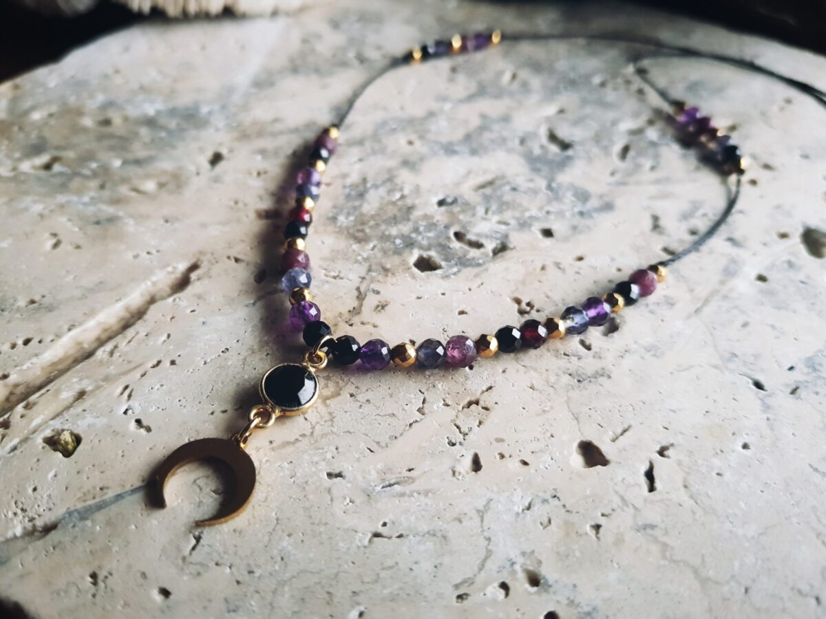 Naszyjnik "Strażniczka z Kosmosu" - Turmalin, Iolit, Ametyst, Rubin, Granat, Onyks