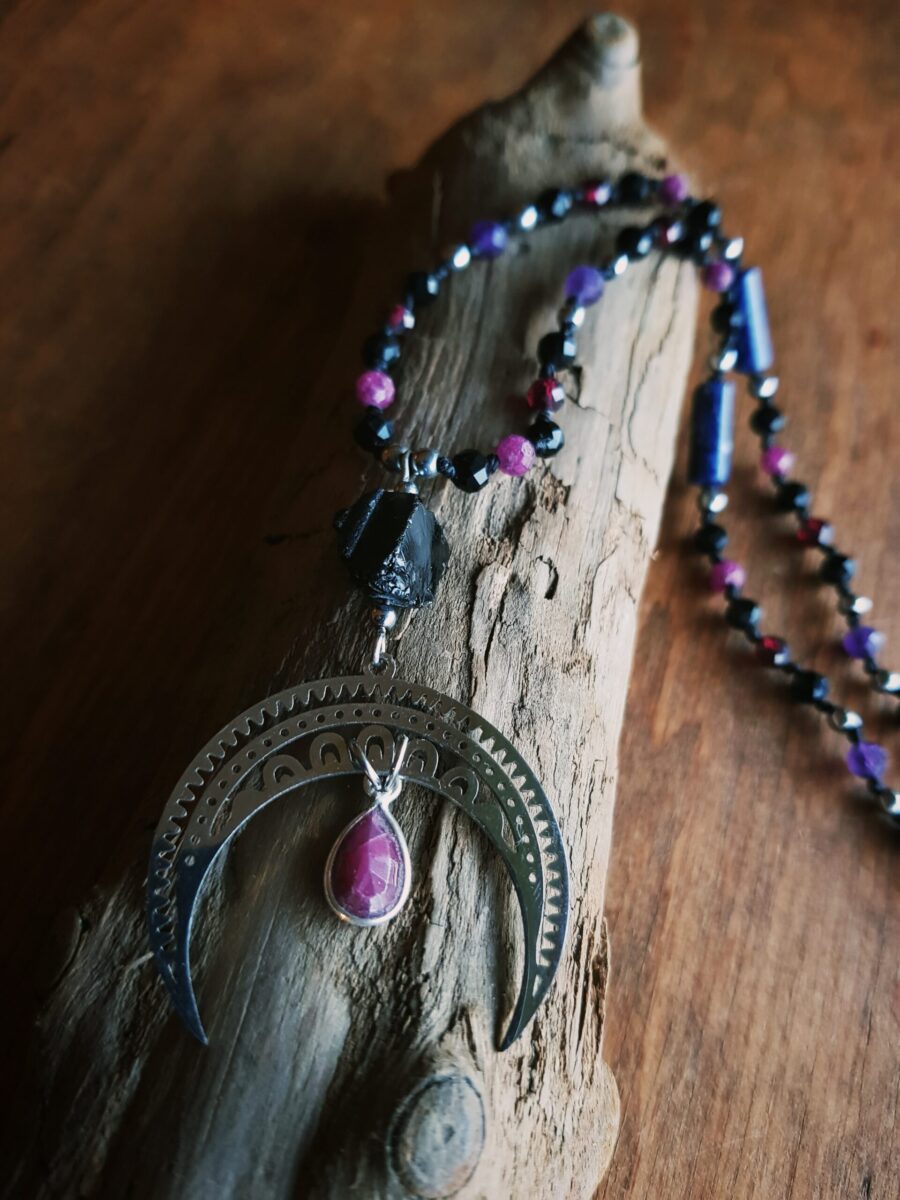 Naszyjnik "Czarodziejska Lunula" - Onyks, Rubin, Granat, Ametyst, Lapis lazuli, Hematyt - obrazek 5