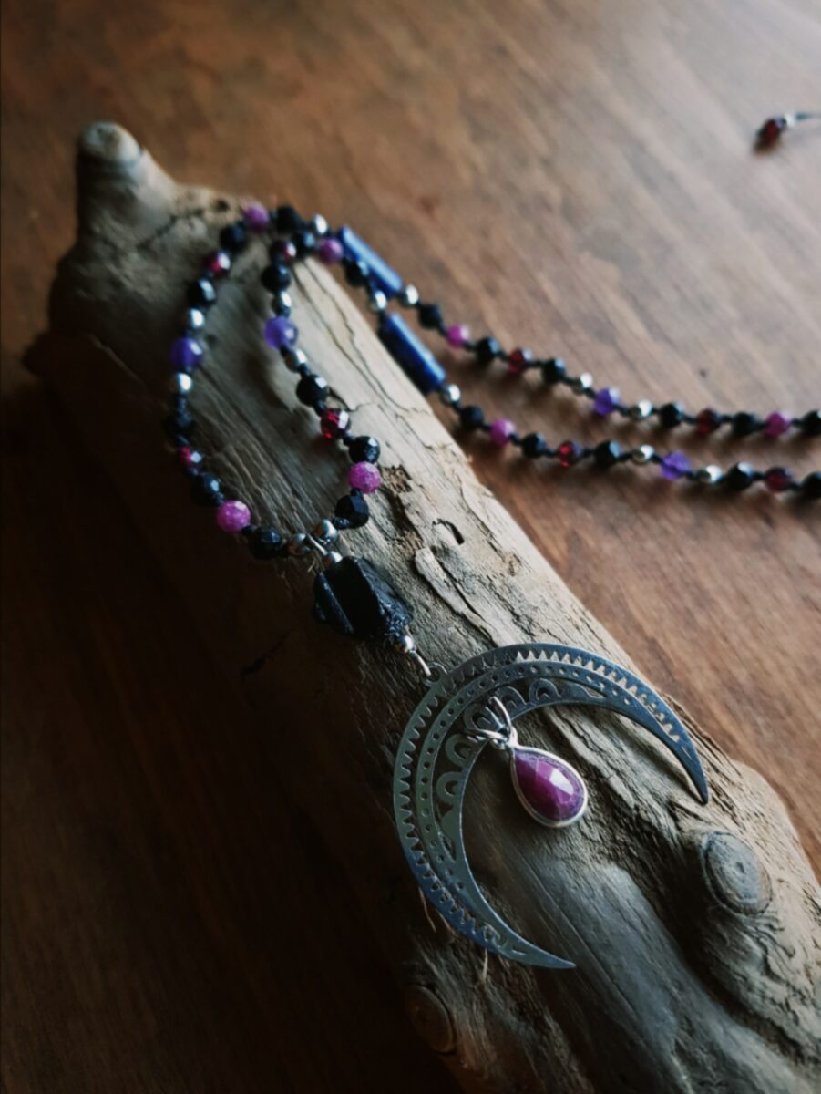 Naszyjnik "Czarodziejska Lunula" - Onyks, Rubin, Granat, Ametyst, Lapis lazuli, Hematyt - obrazek 6