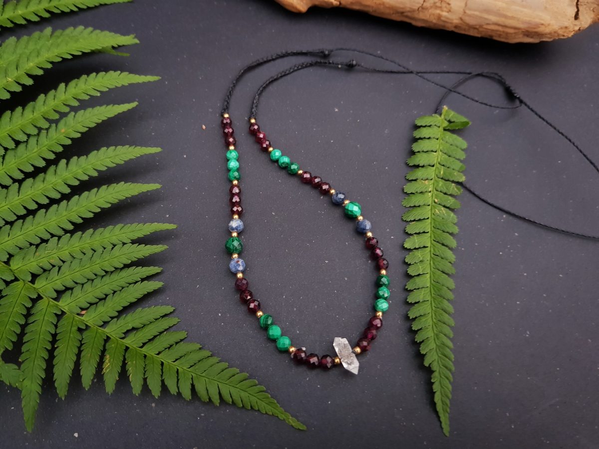 Naszyjnik "Przewodniczka” – Diament Herkimer, Granat, Malachit, Szafir - obrazek 14