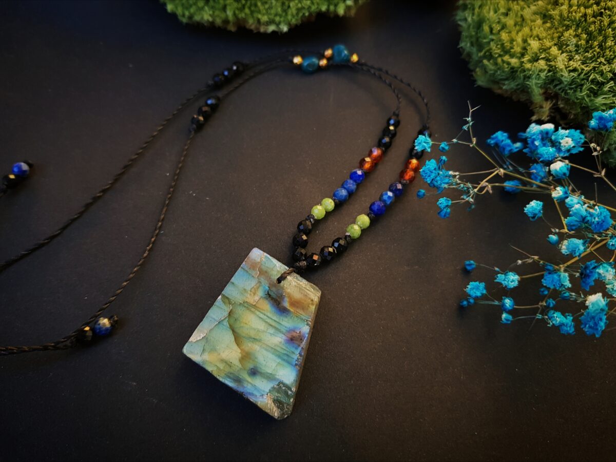 Unikatowy naszyjnik "Istność" - Labradoryt, Turmalin, Nefryt, Lapis lazuli, Granat, Apatyt
