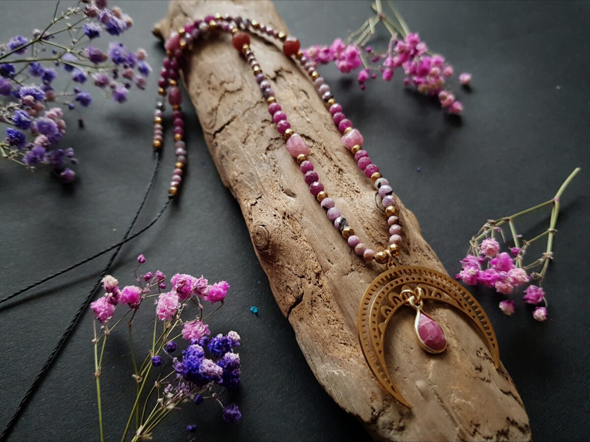 Naszyjnik "Lunula Otulająca Miłością" - Rubin, Czaroit, Fosfosyderyt, Turmalin różowy, Rodochrozyt