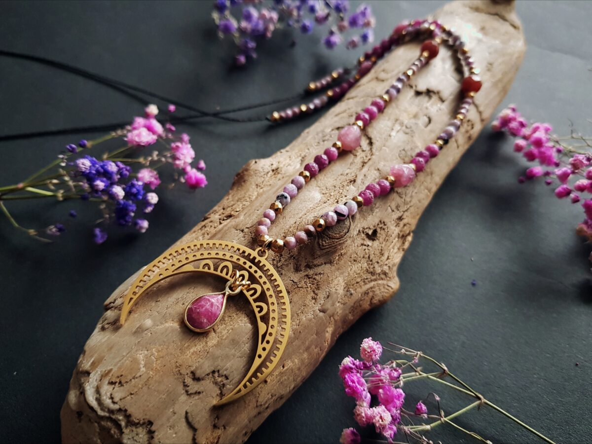 Naszyjnik "Lunula Otulająca Miłością" - Rubin, Czaroit, Fosfosyderyt, Turmalin różowy, Rodochrozyt - obrazek 5