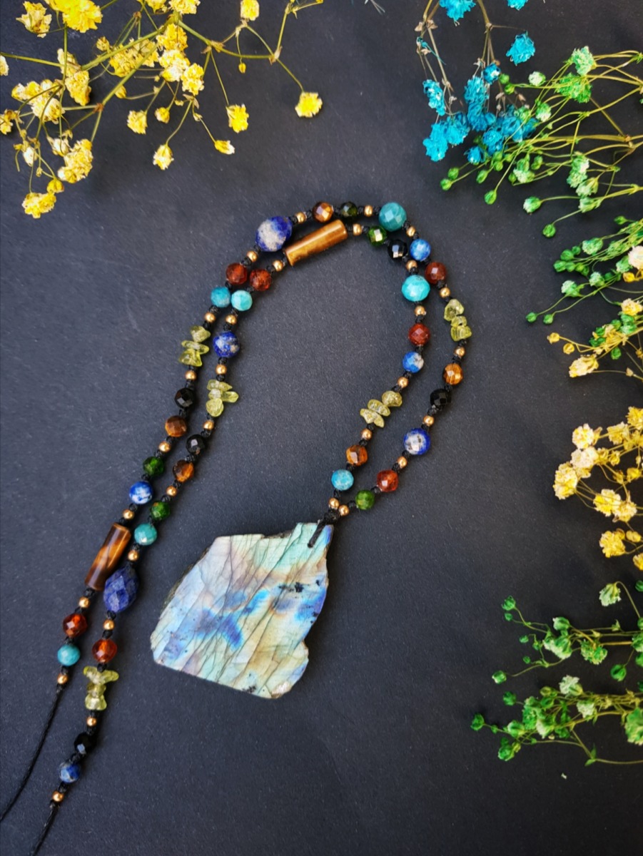 Unikatowy naszyjnik "Kolorowa Dusza" - Labradoryt, Peridot, Apatyt, Lapis lazuli, Tygrysie oko, Granat, Diopsyd, Turmalin - obrazek 10