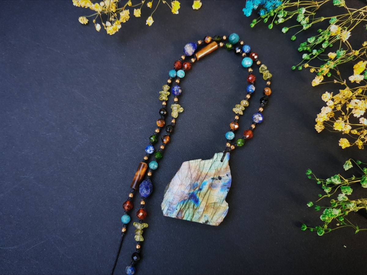 Unikatowy naszyjnik "Kolorowa Dusza" - Labradoryt, Peridot, Apatyt, Lapis lazuli, Tygrysie oko, Granat, Diopsyd, Turmalin - obrazek 13