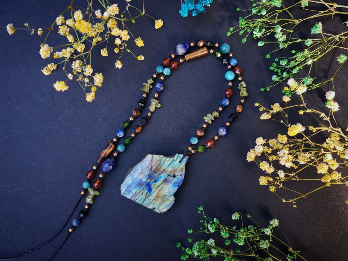Unikatowy naszyjnik "Kolorowa Dusza" - Labradoryt, Peridot, Apatyt, Lapis lazuli, Tygrysie oko, Granat, Diopsyd, Turmalin - obrazek 5