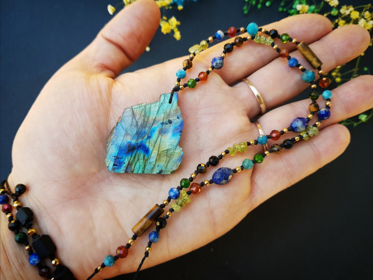 Unikatowy naszyjnik "Kolorowa Dusza" - Labradoryt, Peridot, Apatyt, Lapis lazuli, Tygrysie oko, Granat, Diopsyd, Turmalin - obrazek 14