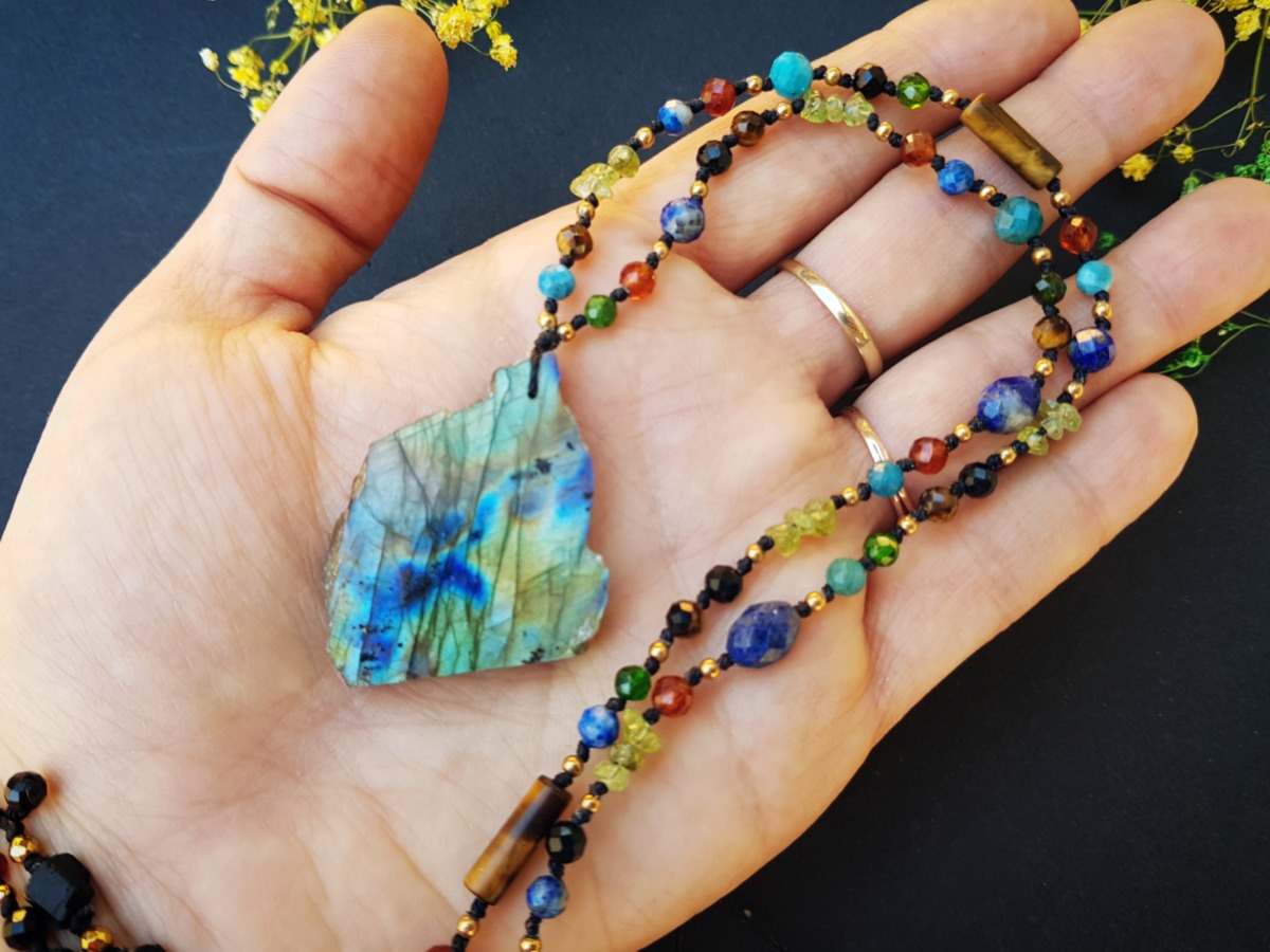 Unikatowy naszyjnik "Kolorowa Dusza" - Labradoryt, Peridot, Apatyt, Lapis lazuli, Tygrysie oko, Granat, Diopsyd, Turmalin - obrazek 8