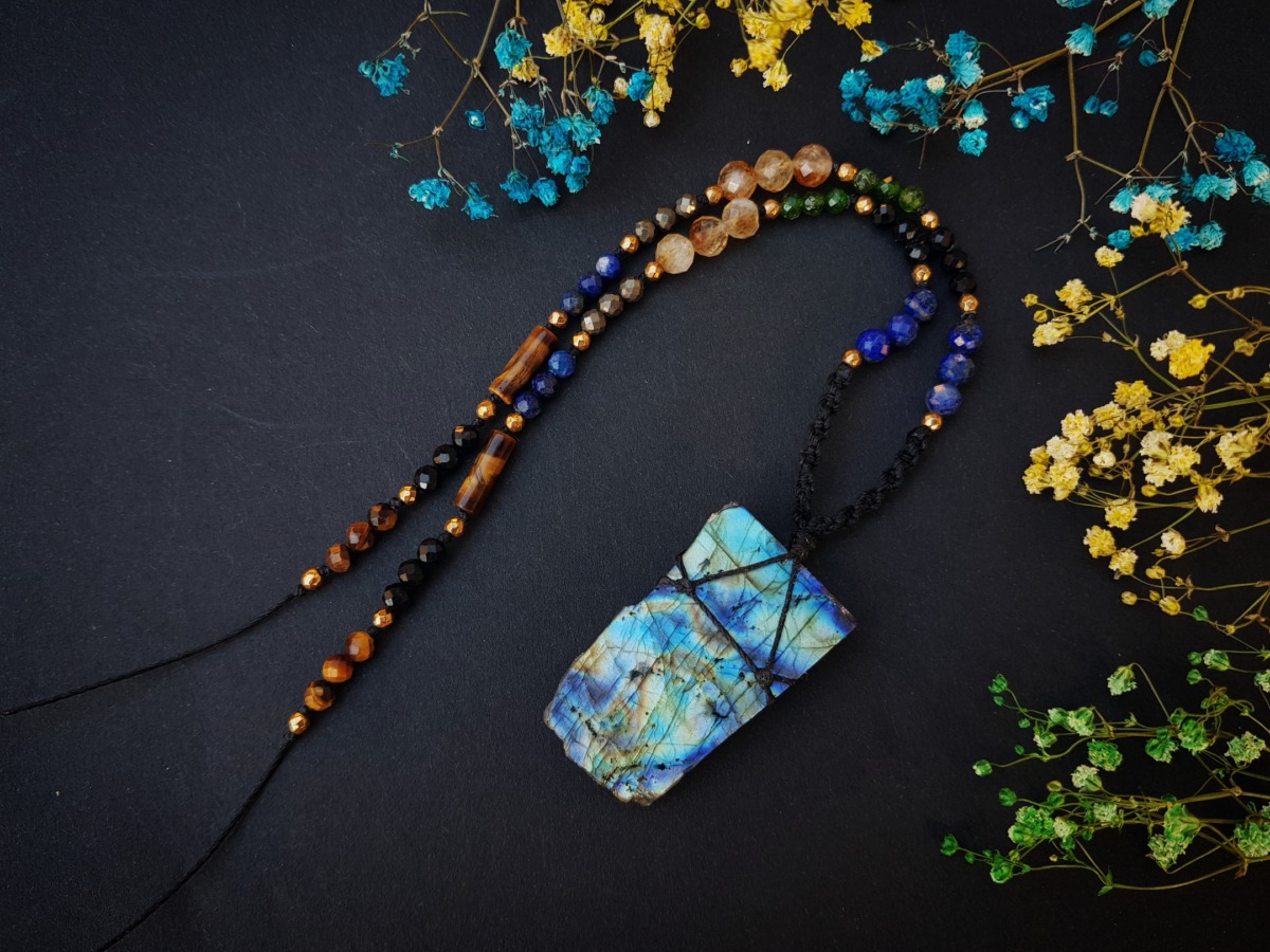 Unikatowy naszyjnik "Kosmiczna Wojowniczka" - Labradoryt, Lapis lazuli, Turmalin, Diopsyd, Cytryn, Piryt, Tygrysie oko