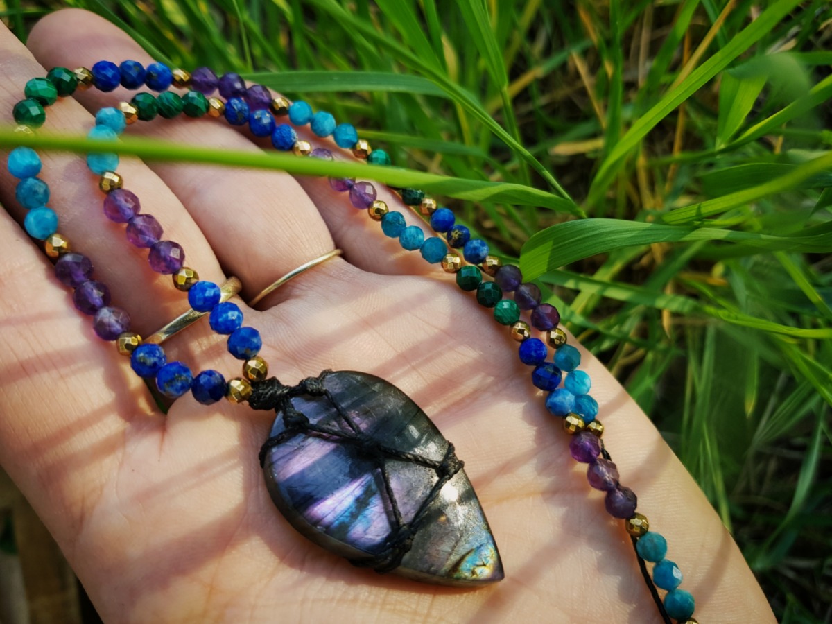 Unikatowy naszyjnik "Kosmiczny Duch" - Spektrolit, Lapis lazuli, Malachit, Ametyst, Apatyt