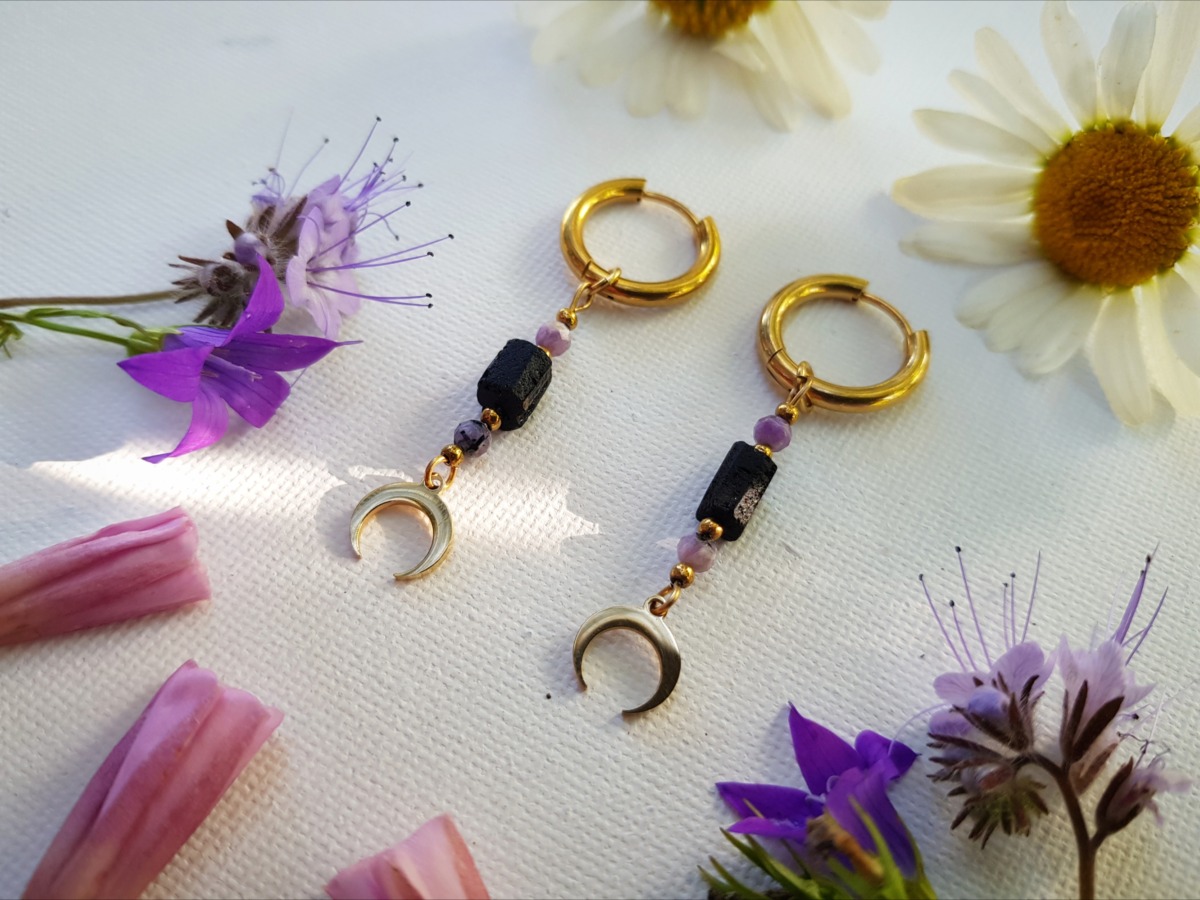 Krótkie kolczyki z Turmalinem i Czaroitem.