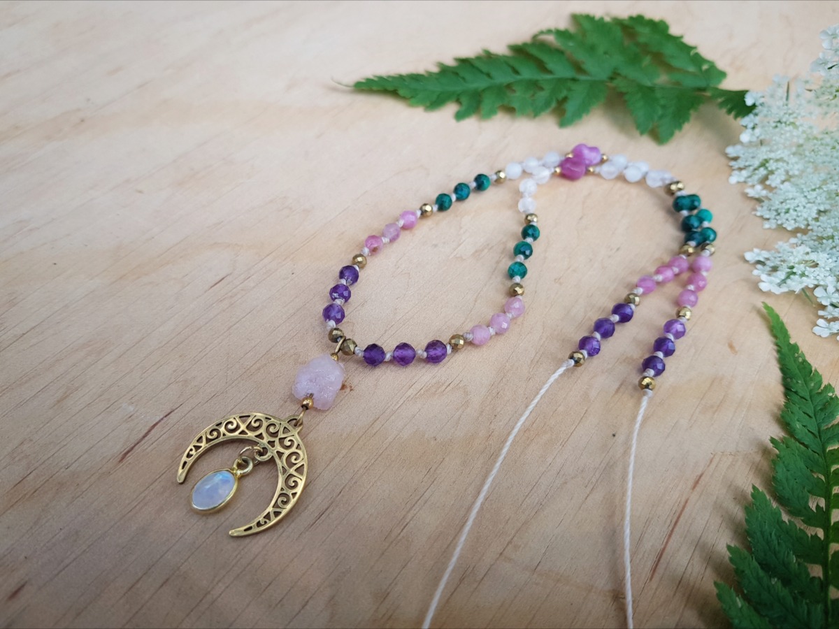 Naszyjnik "Amulet Kobiecości" - Kamień księżycowy, Turmalin różowy, Malachit, Ametyst - obrazek 11