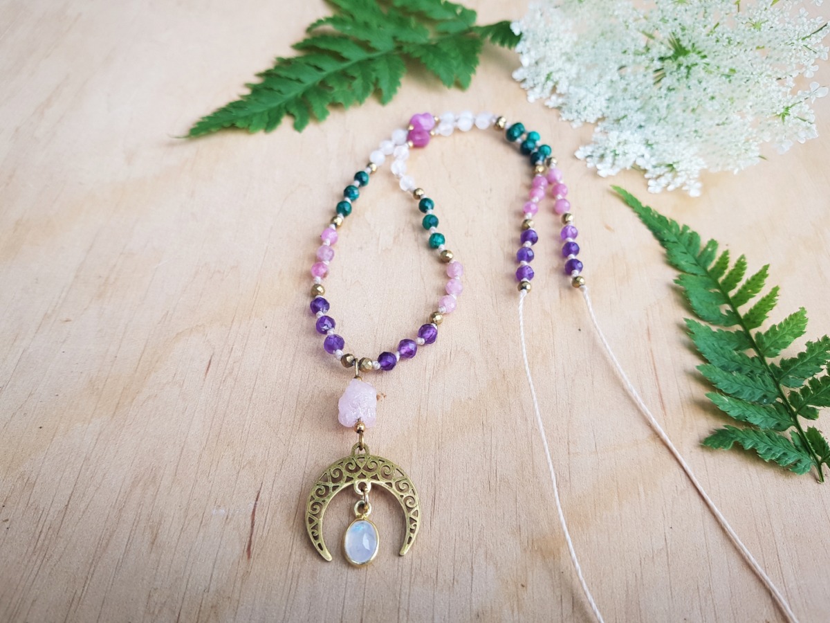 Naszyjnik "Amulet Kobiecości" - Kamień księżycowy, Turmalin różowy, Malachit, Ametyst - obrazek 12