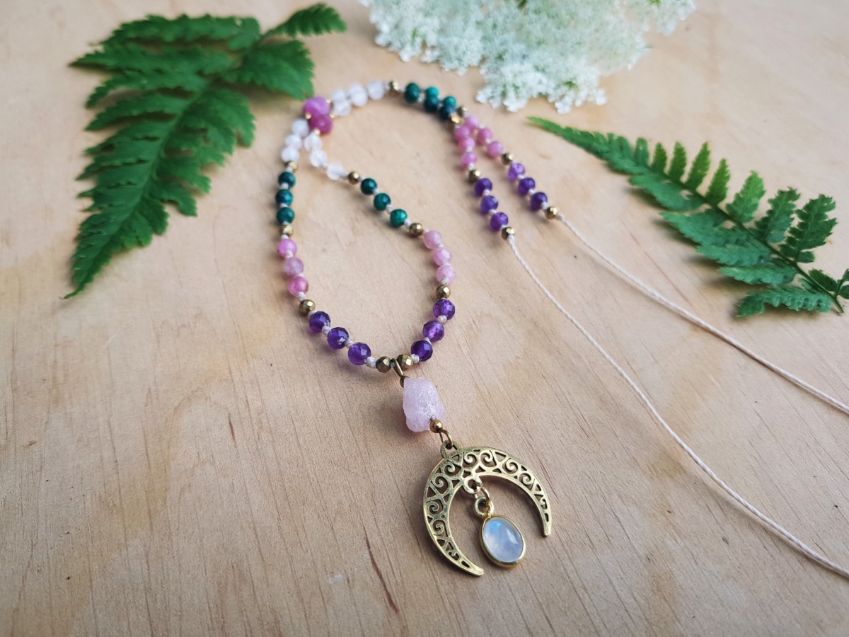 Naszyjnik "Amulet Kobiecości" - Kamień księżycowy, Turmalin różowy, Malachit, Ametyst - obrazek 4