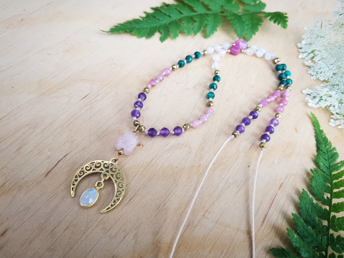 Naszyjnik "Amulet Kobiecości" - Kamień księżycowy, Turmalin różowy, Malachit, Ametyst - obrazek 10